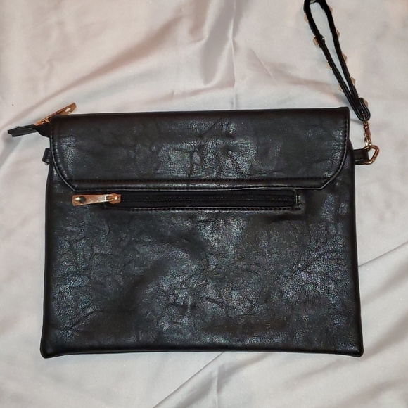 Black wristlet with gold accessories - Picture 2 of 3